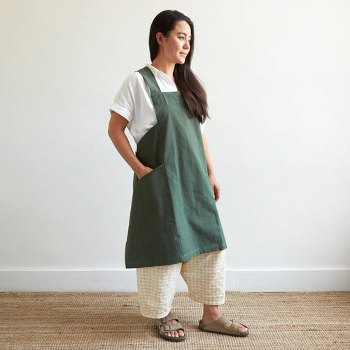 Our pure cotton, cross-back apron is both stylish and utilitarian, and designed to fit all body types. Featuring wide front pockets, it is ideal for working in the garden, kitchen, or studio. Each apron is soft-washed for added comfort. Azo-free dye.