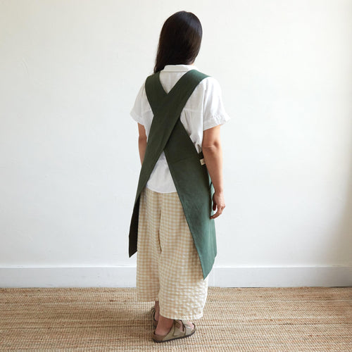 Our pure cotton, cross-back apron is both stylish and utilitarian, and designed to fit all body types. Featuring wide front pockets, it is ideal for working in the garden, kitchen, or studio. Each apron is soft-washed for added comfort. Azo-free dye.